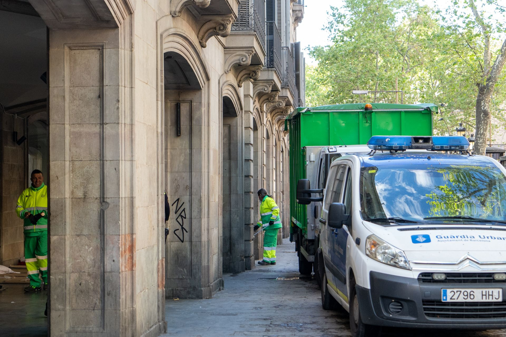 Operarios de limpieza trabajando en los soportales de La Rambla / GALA ESPÍN - METRÓPOLI