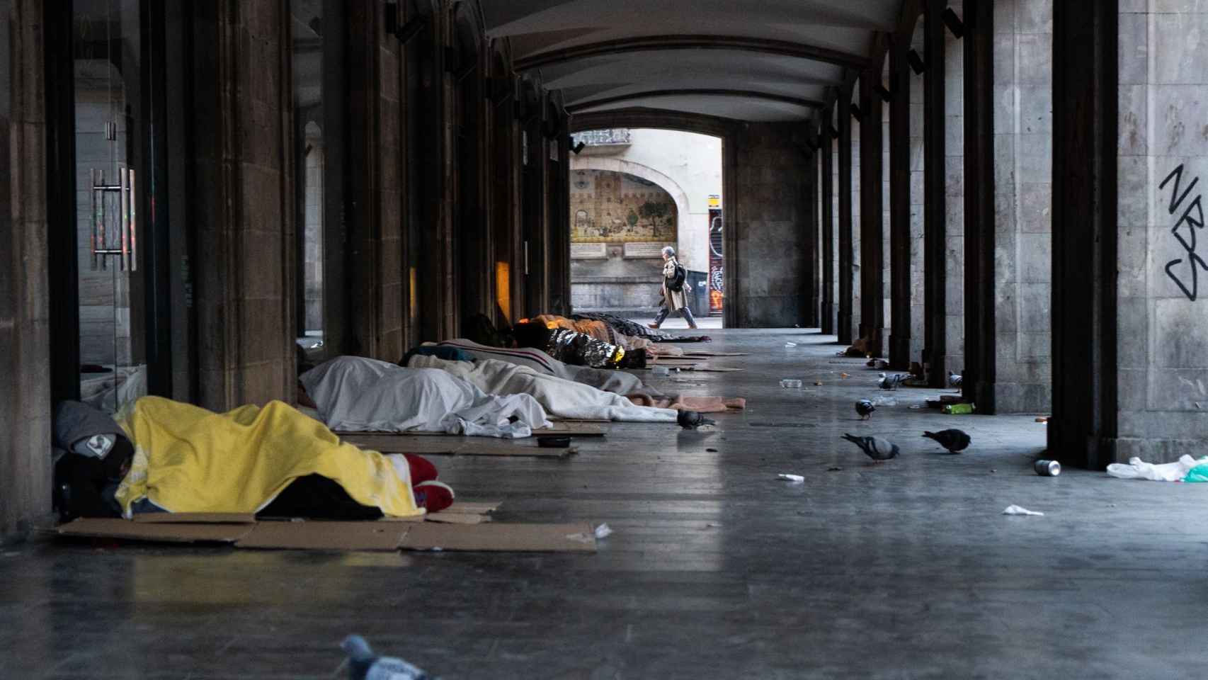 Gente sin hogar durmiendo en los soportales de las Ramblas / GALA ESPÍN - METRÓPOLI