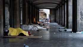Gente sin hogar durmiendo en los soportales de las Ramblas / GALA ESPÍN - METRÓPOLI