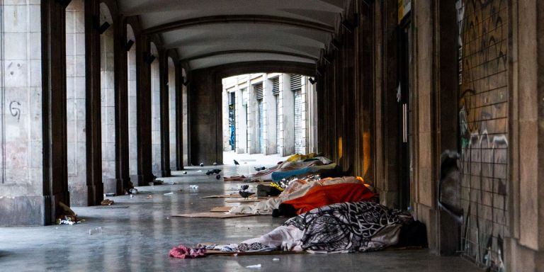Gente sin hogar durmiendo en la Rambla / GALA ESPÍN - METRÓPOLI