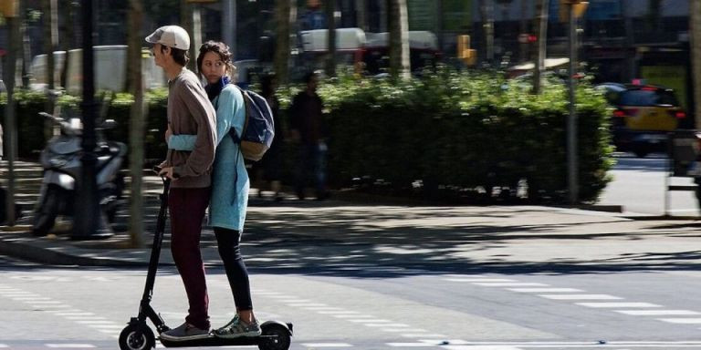 Dos personas circulan en un patinete en Barcelona / ARCHIVO