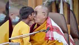 La imagen de la polémica: el dalái lama besa a un niño en los labios / RRSS