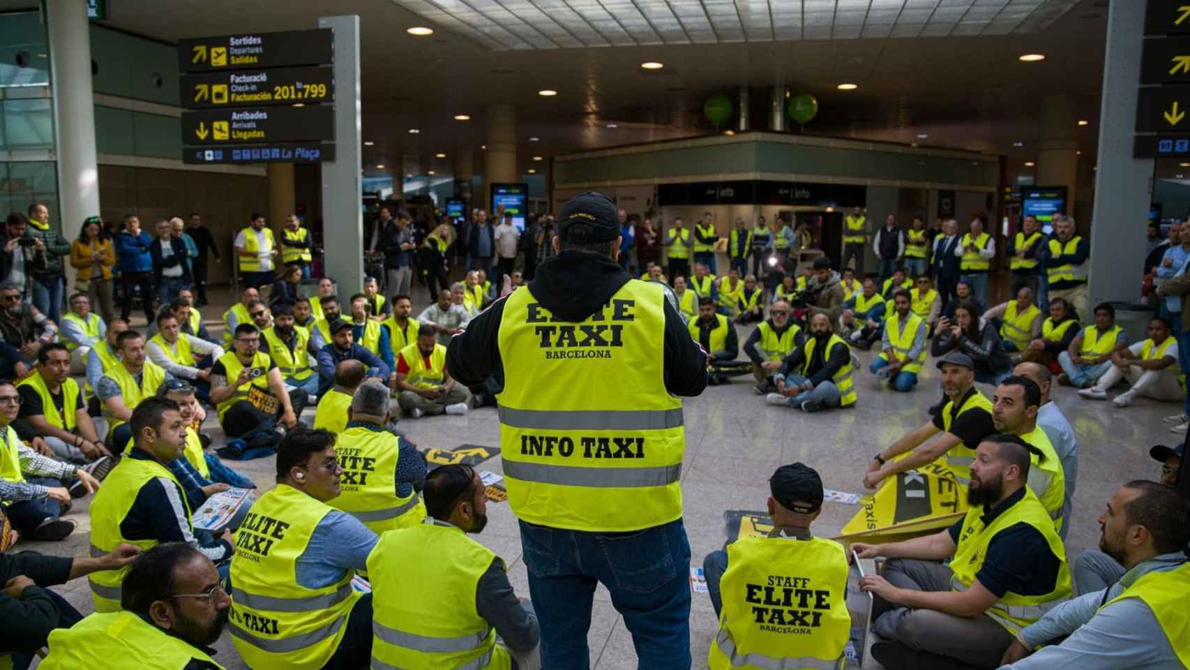 Asamblea de taxistas en el Aeropuerto de Barcelona / Lorena Sopena - EUROPA PRESS