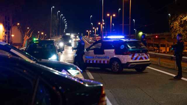 Una agente de los Mossos d'Esquadra en el barrio de Sant Roc de Badalona / LUIS MIGUEL AÑÓN