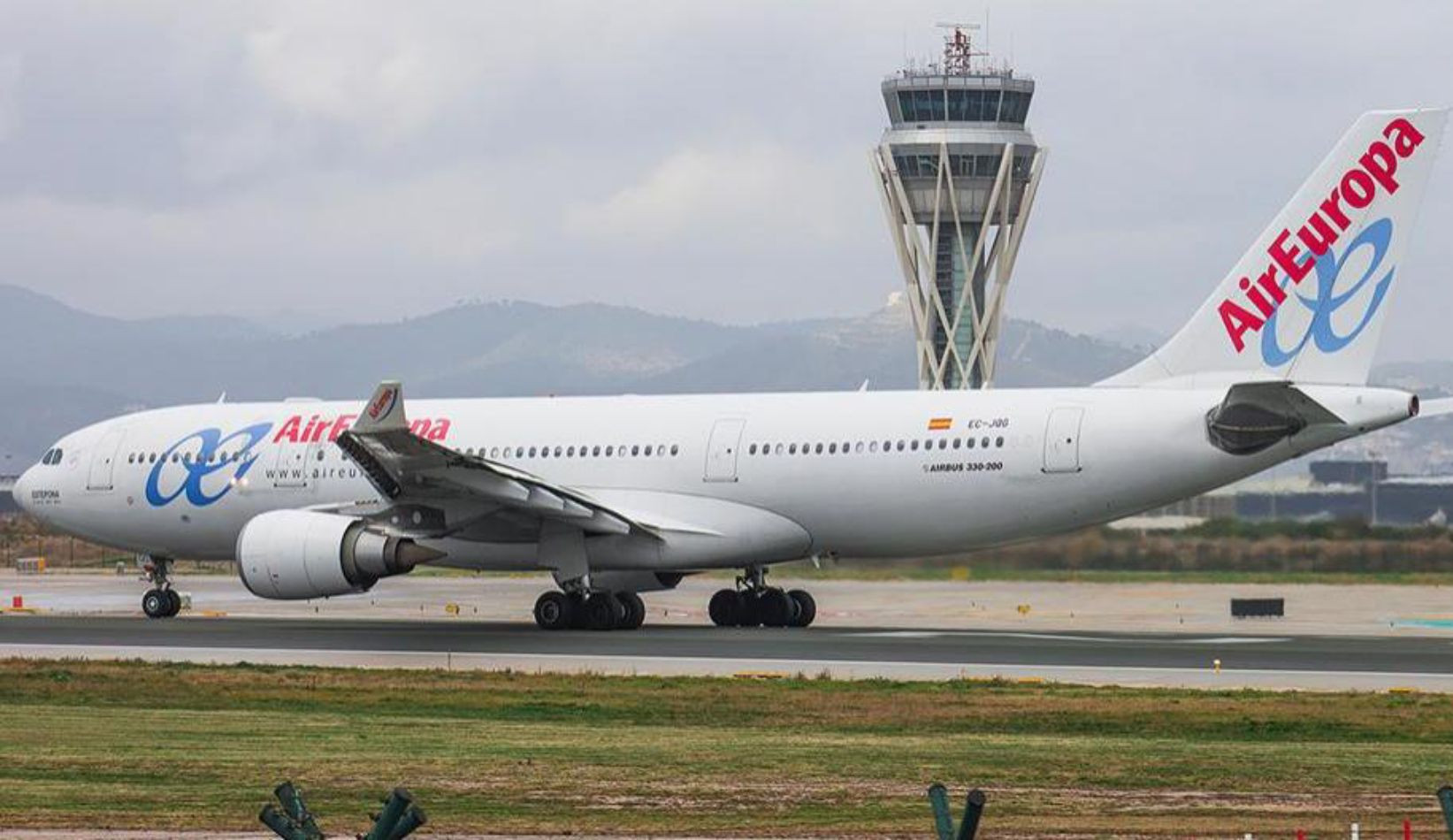 Una aeronave de Air Europa en el aeropuerto de Barcelona-El Prat, con la torre de control de fondo / CG