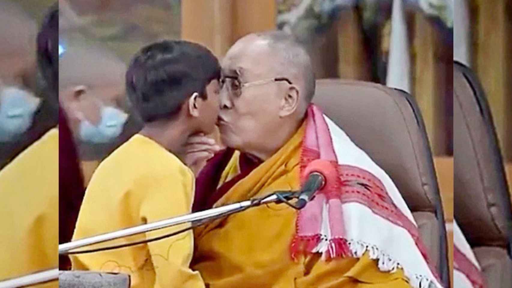 Dalái Lama besando a un menor
