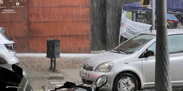 Momento de la granizada durante el Sant Jordi de 2022, con una carpa afectada por la tormenta / ROBERTO DE GODOS 