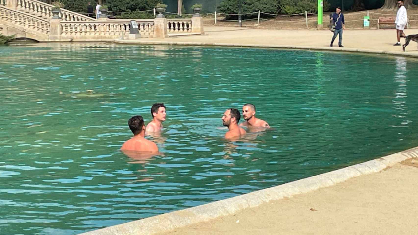 Hombres bañándose en el Parc de la Ciutadella / TWITTER @AgutMontse