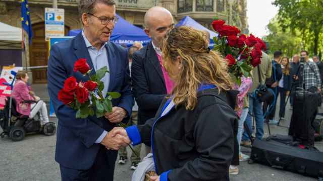 El presidente del PP, Alberto Núñez Feijóo, y el candidato del PP en Barcelona, Daniel Sirera, entregan rosas durante la Diada de Sant Jordi / EUROPA PRESS - LORENA SOPENA