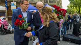 El presidente del PP, Alberto Núñez Feijóo, y el candidato del PP en Barcelona, Daniel Sirera, entregan rosas durante la Diada de Sant Jordi / EUROPA PRESS - LORENA SOPENA