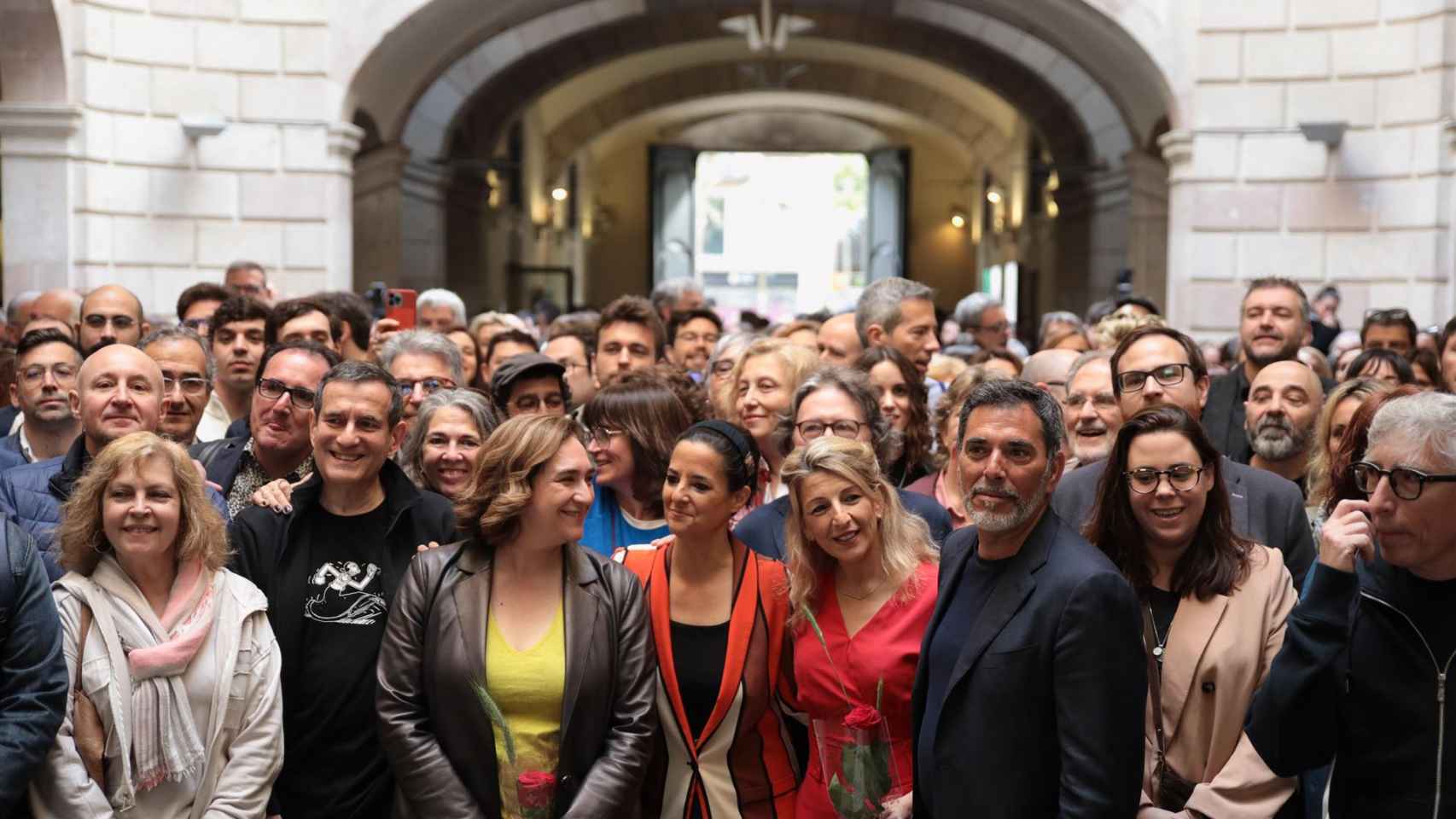 Colau y Díaz con la escritora y periodista Gemma Ruiz / KIKE RINCÓN - EUROPA PRESS