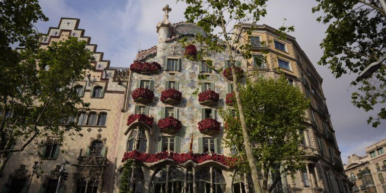 La Casa Batlló decorada con sus tradicionales rosas / LUIS MIGUEL AÑÓN (MA)