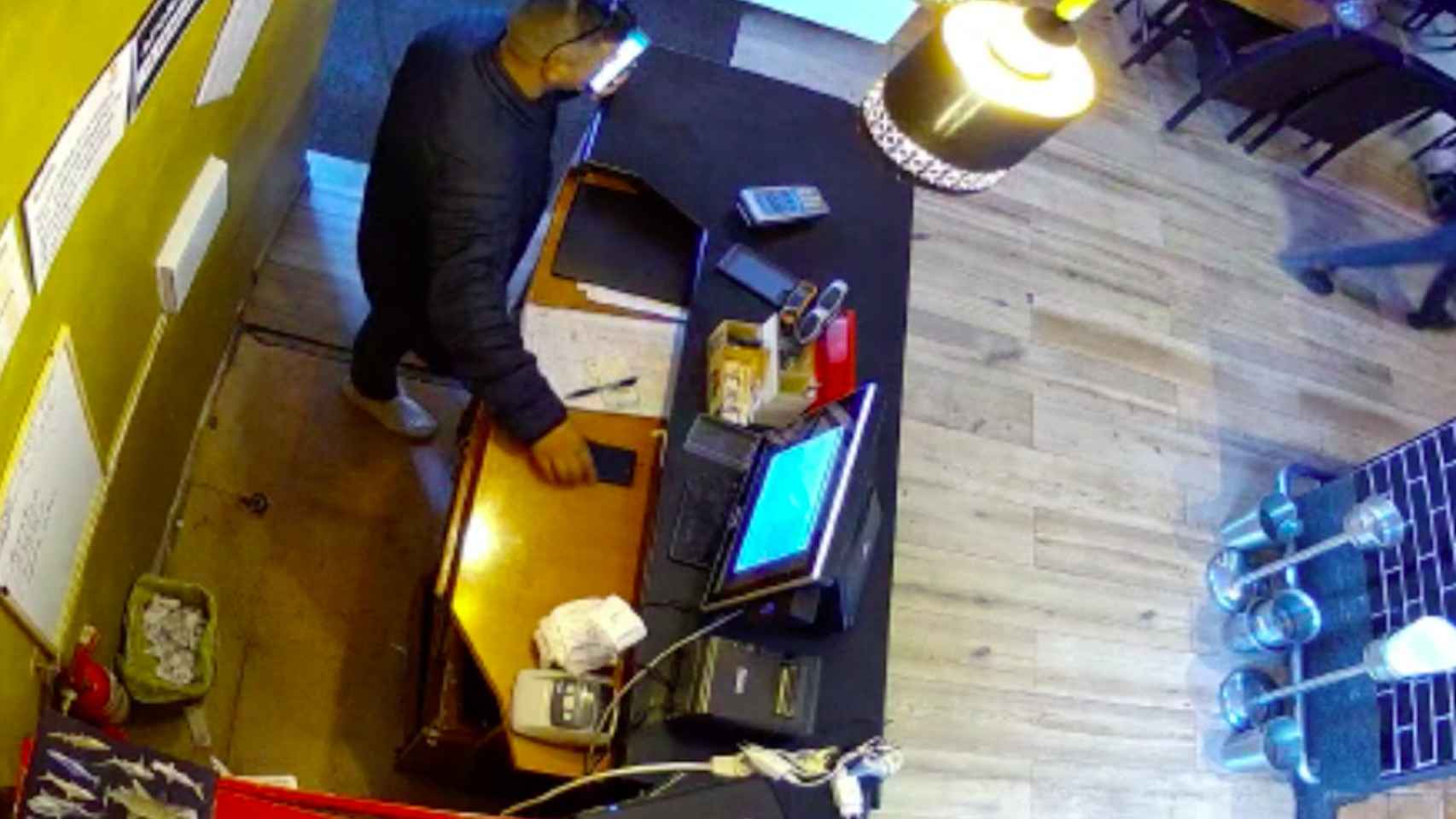 Un hombre roba un móvil en un restaurante de Barcelona / CEDIDA