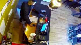 Un hombre roba un móvil en un restaurante de Barcelona / CEDIDA