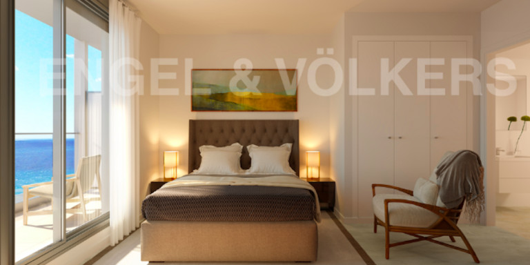 Dormitorio principal del piso de la fachada marítima de Badalona / El piso más caro en primera línea de mar de Badalona / ENGEL & VÖLKERS