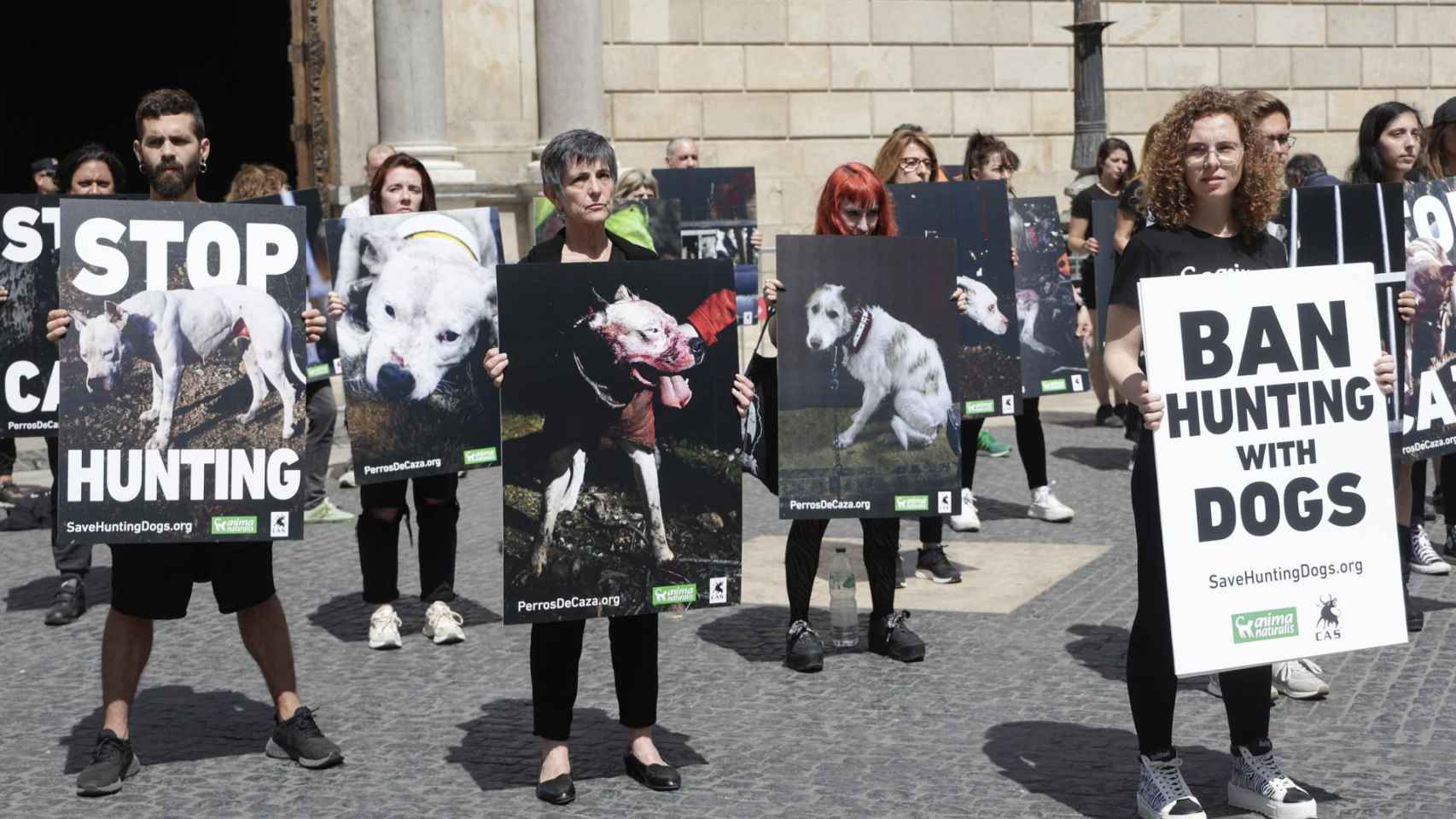 Protesta contra la caza con perros en Barcelona / EFE