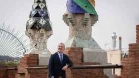 El candidato del PSC a la Alcaldía de Barcelona, Jaume Collboni, en el tejado del Palau Güell de Barcelona / DAVID ZORRAKINO - EUROPA PRESS - Archivo