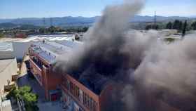 Incendio en una nave de almacenamiento en Rubí (Barcelona) - @BOMBERSCAT
