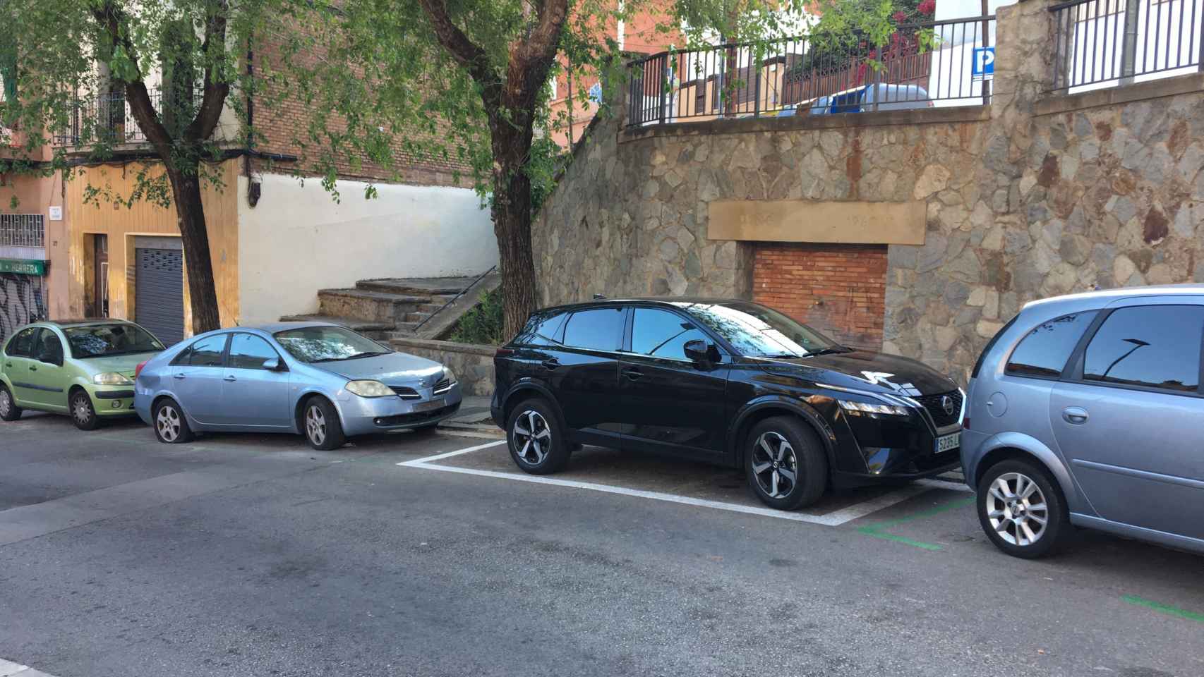 Vehículos aparcados en la plaza de Can Baró / RP