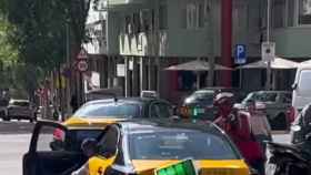 Captura de pantalla del vídeo de la bronca entre el ciclista y el taxista en Barcelona / SOCIAL DRIVE