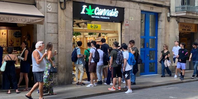 Una cola de jóvenes turistas en una tienda de cannabis en Ciutat Vella / ALBA CARNICÉ (MA)
