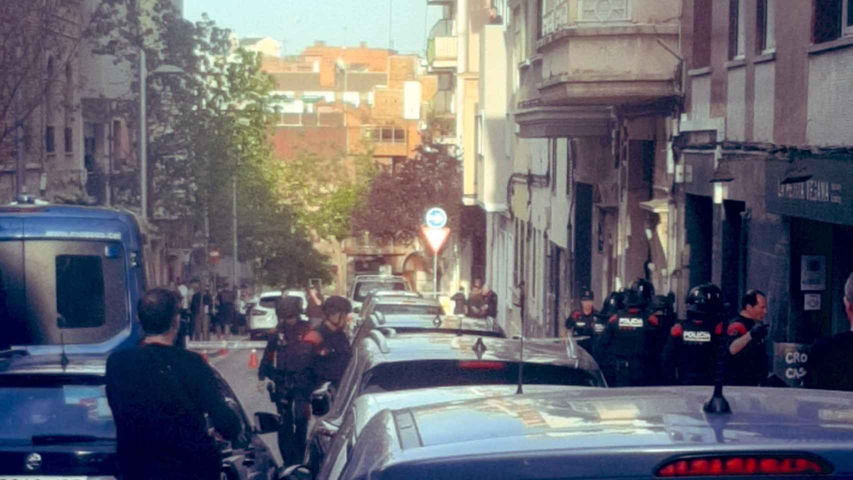 Imágenes del tiroteo en el barrio del Guinardó de Barcelona / ANNA PUNSÍ - TWITTER