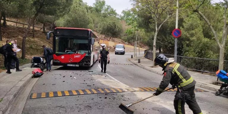 Autobús implicado en el accidente de El Carmel : BOMBERS DE BARCELONA