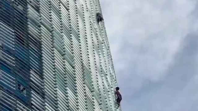 Dos individuos escalan la Torre Agbar en Barcelona / TWITTER
