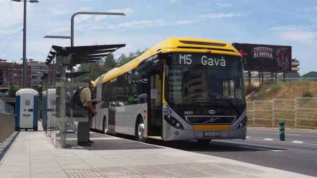 Autobús M5 que une Cornellà y Gavà / AMB