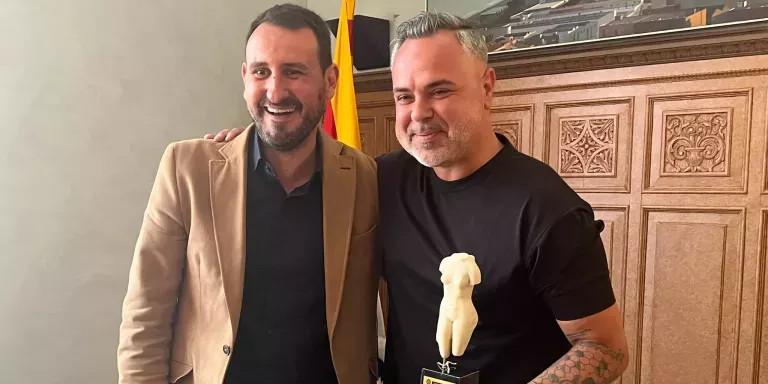 El DJ y productor Juan Magan junto al alcalde de Badalona, Rubén Guijarro, posando junto a la Venus de Honor