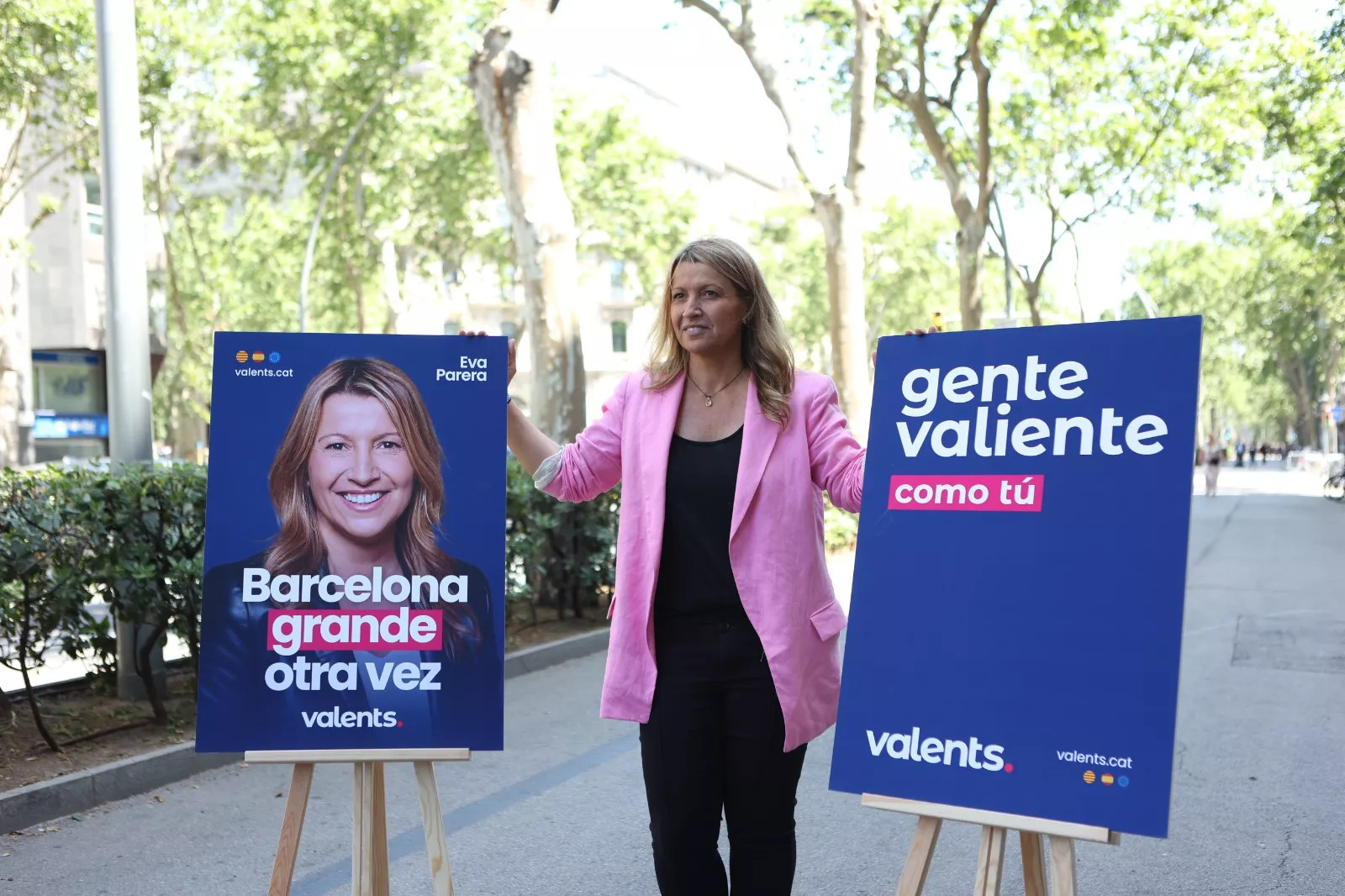 La alcaldable de Valents en Barcelona, Eva Parera, junto al cartel de su campaña electoral / VALENTS