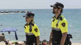 Agentes de la Guardia Urbana en una playa de Barcelona / AJ BCN