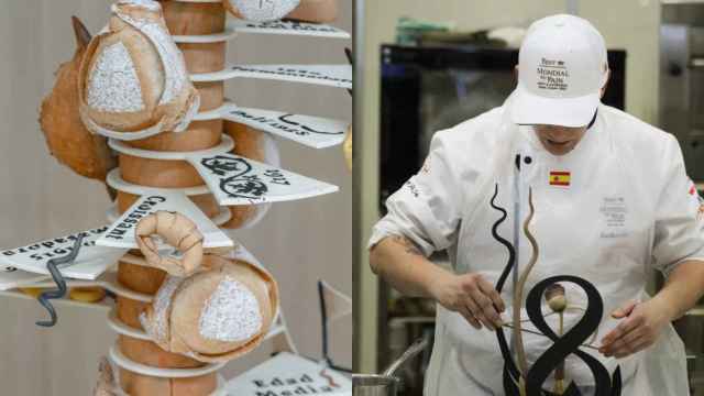 Enric Badia junto a una de sus creaciones elaborada con pan en el mundial de Japón / CEDIDA