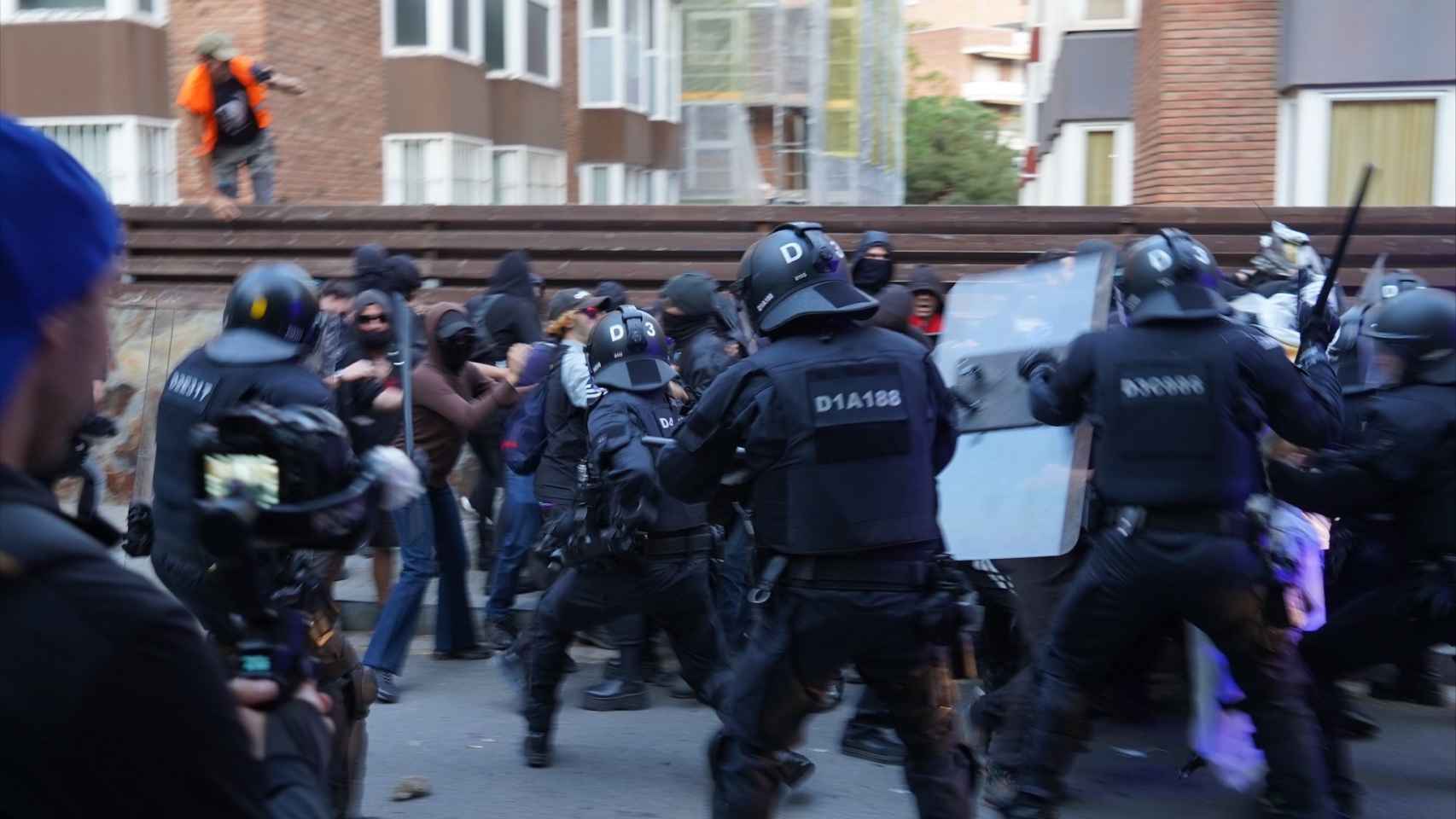 Los Mossos cargan contra los okupas de la Bonanova durante su protesta / GALA ESPÍN