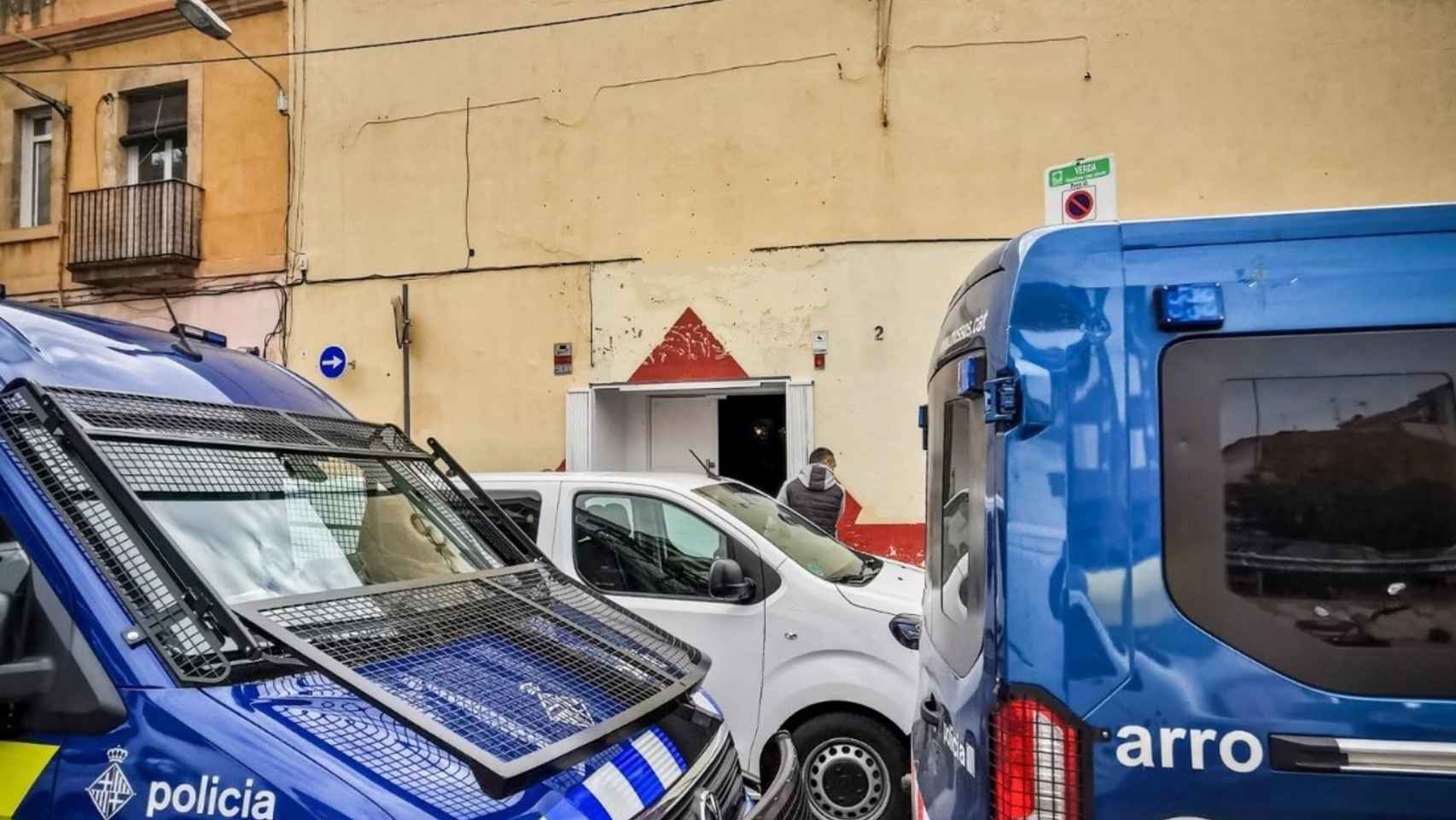 Vehículos de mossos y Guardia Urbana en un dispositivo conjunto / MOSSOS