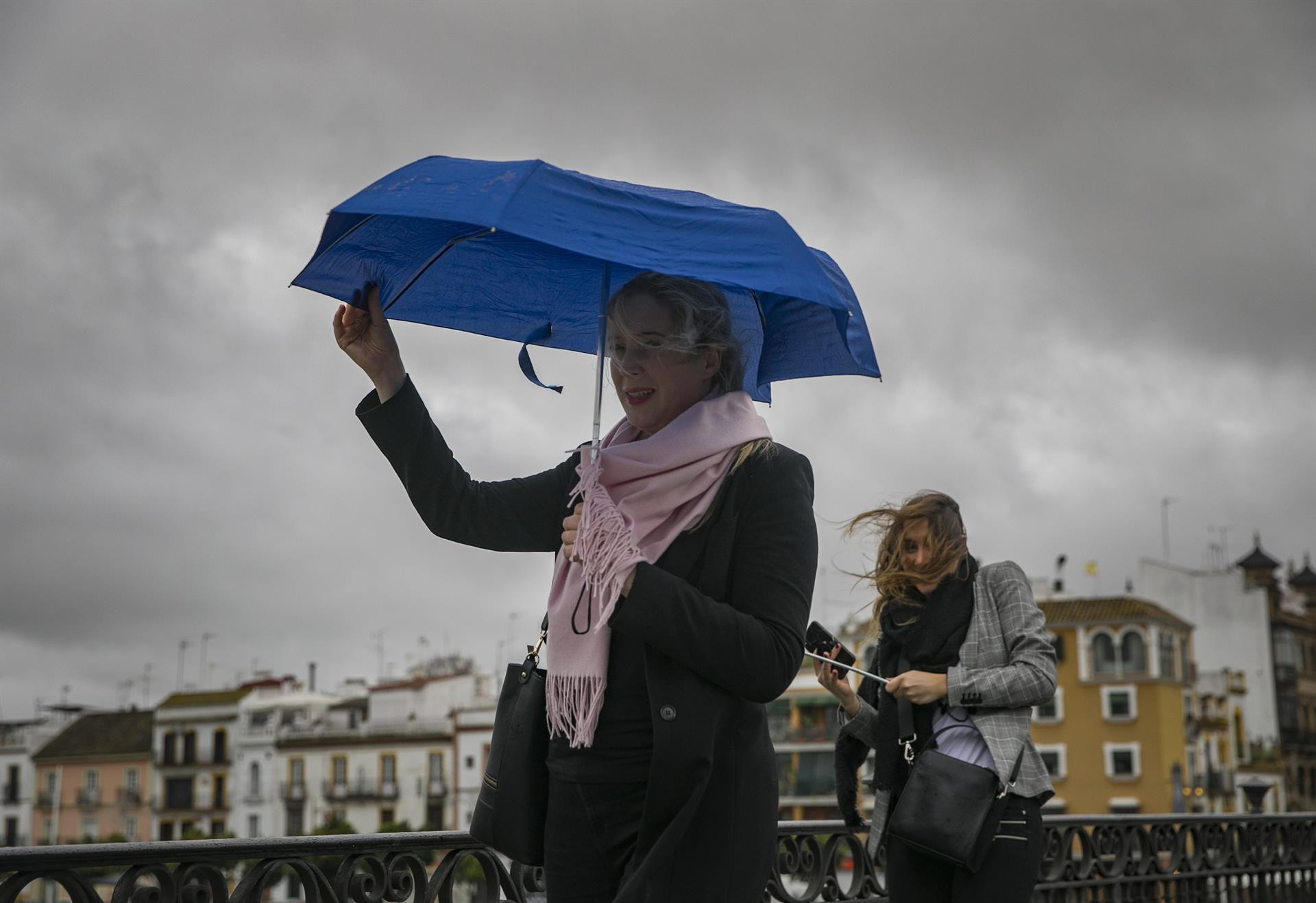 Dos mujeres intentan protegerse del viento con su paraguas / MARÍA JOSÉ LÓPEZ (EP)