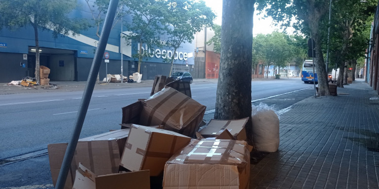 Cajas acumuladas en las calles de El Remei / TWITTER