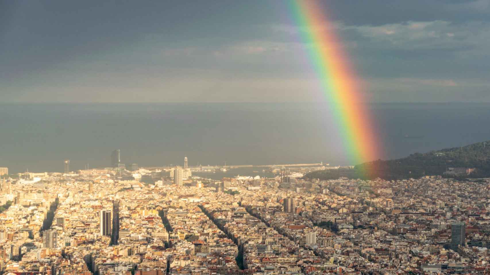 Un arcoíris cubre el cielo de Barcelona / TWITTER @alfons_pc