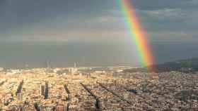 Un arcoíris cubre el cielo de Barcelona / TWITTER @alfons_pc