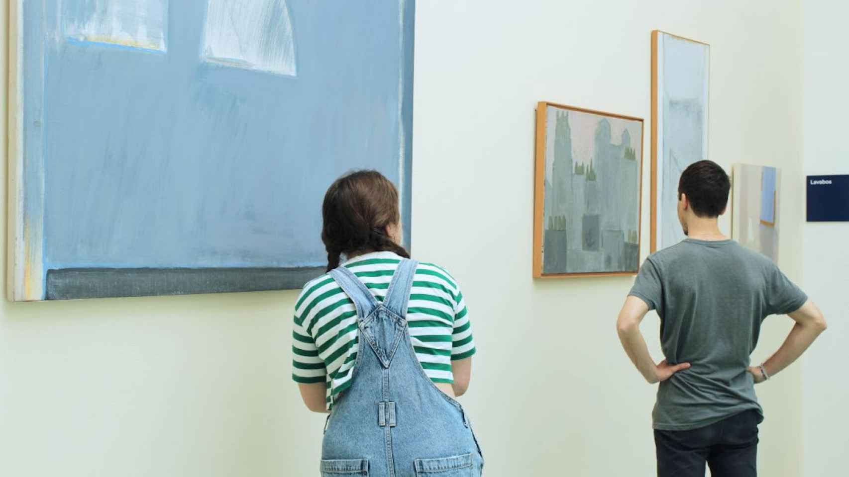 Visitantes de una exposición de arte / EINA