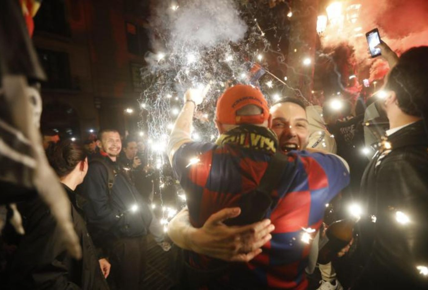Los hinchas del Barça celebran la victoria en Canaletas / EFE - Marta Pérez