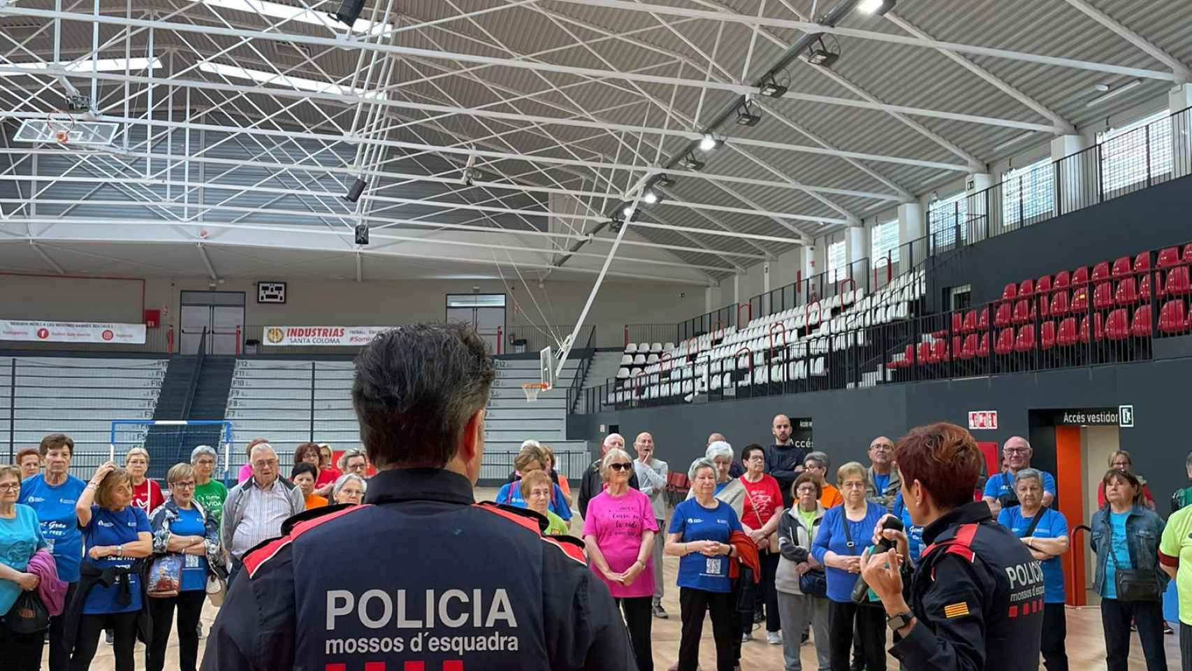 La charla organizada en el Pavelló Municipal d'Esports se enmarca en el plan Vetus / MOSSOS D'ESQUADRA