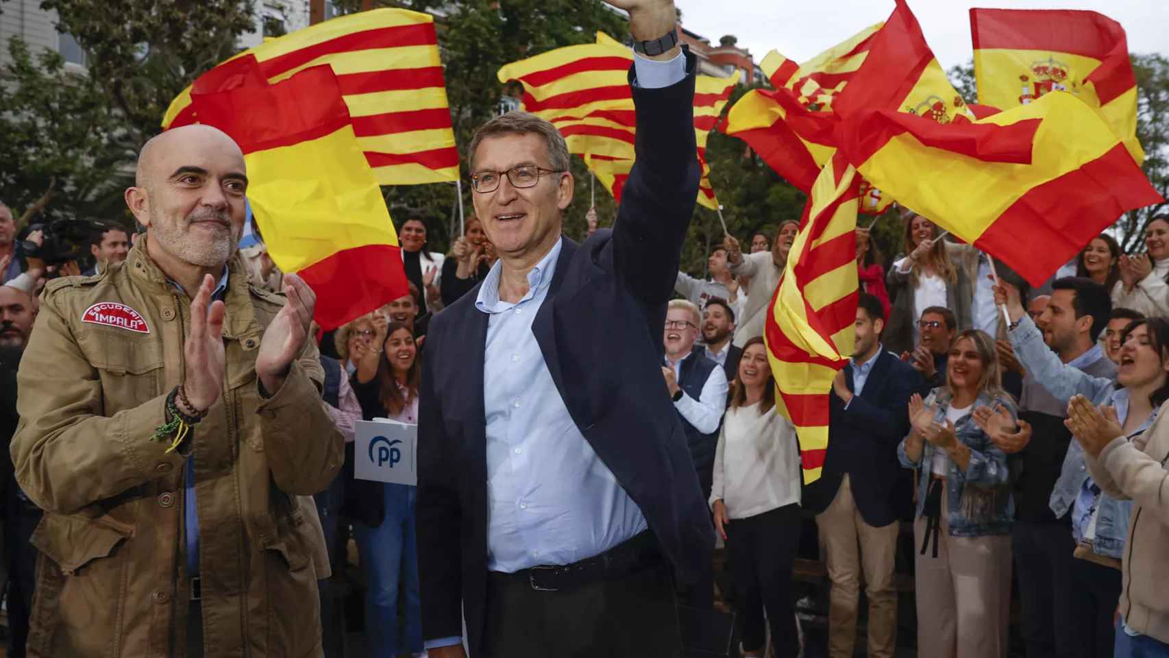 El presidente del PP, Alberto Núñez Feijóo, junto al candidato por Barcelona, Daniel Sirera / EFE TONI ALBIR