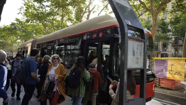 El bus hacia Gornal, hasta los topes / LUIS MIGUEL AÑÓN