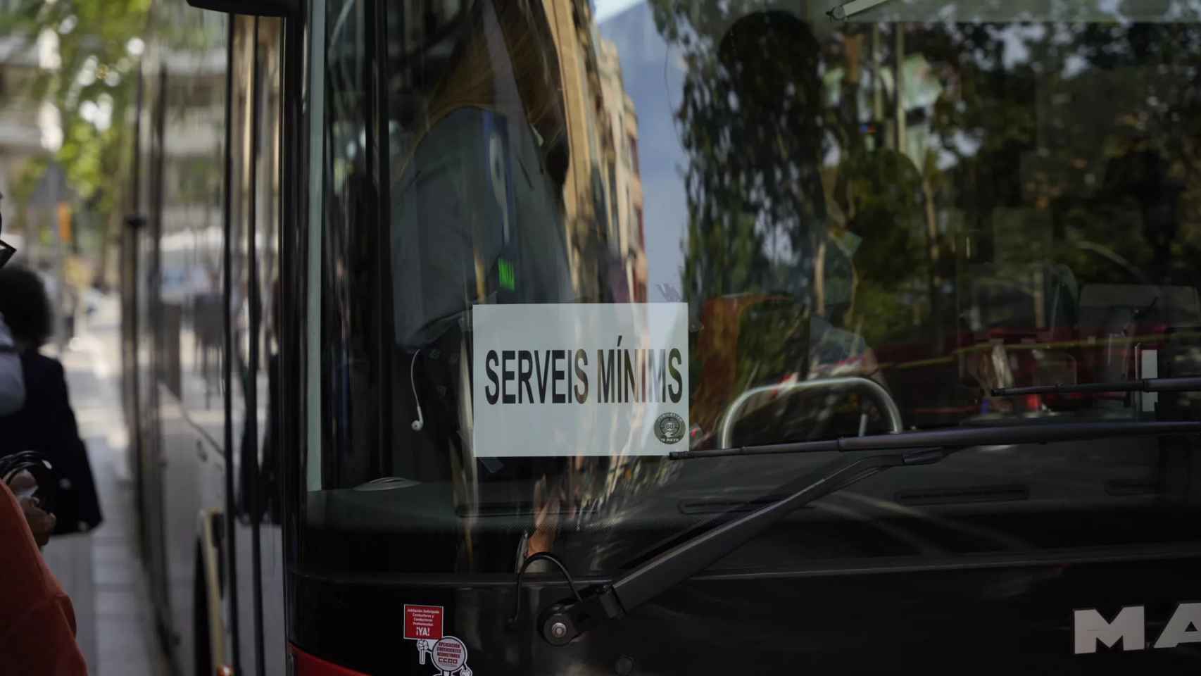 Un cartel de Servicios mínimos en un bus de Barcelona / LUIS MIGUEL AÑÓN