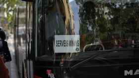 Un cartel de Servicios mínimos en un bus de Barcelona / LUIS MIGUEL AÑÓN