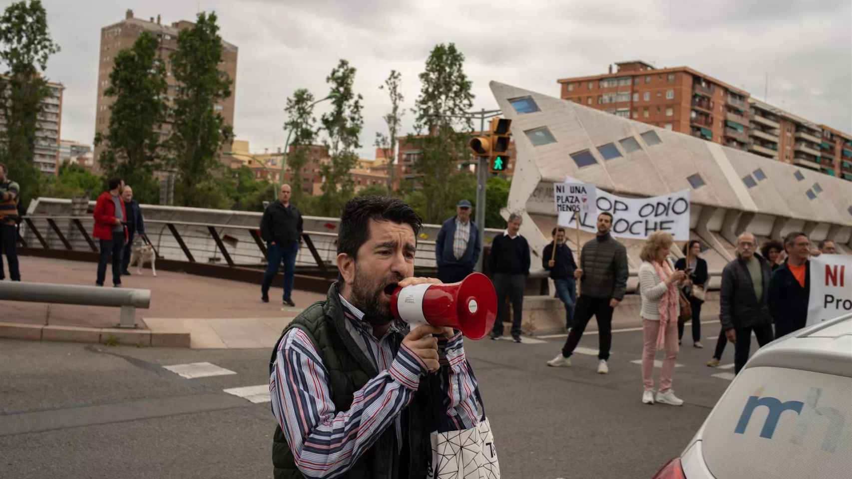 Una cuarentena de personas han cortadola Gran Via de Barcelona a la altura de la calle Selva de Mar para reclamar plazas de aparcamiento entre las calles Perú y Paraguay
