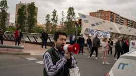 Una cuarentena de personas han cortadola Gran Via de Barcelona a la altura de la calle Selva de Mar para reclamar plazas de aparcamiento entre las calles Perú y Paraguay