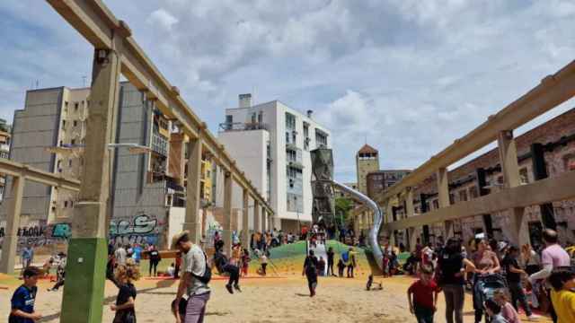 El tobogán en el nuevo parque de Can Batlló / AYUNTAMIENTO DE BARCELONA