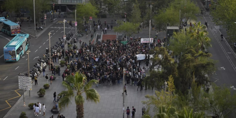 Manifestantes a favor de los okupas en la plaza de Universitat / GALA ESPÍN